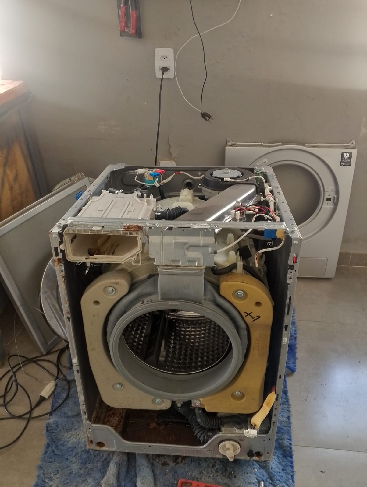 Motor de lavadora em manutenção